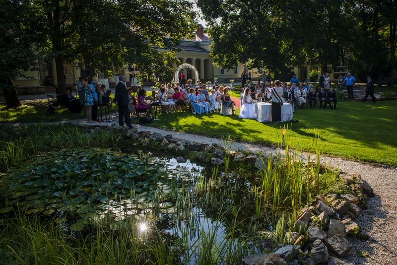 Immersive, beautiful green environment. Wedding venue in Fenyőharaszt Castle Hotel.