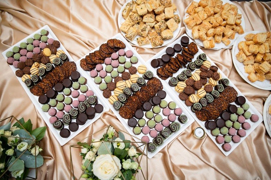 Cookies and cakes - wedding venue in Fehyőharaszt Castle Hotel