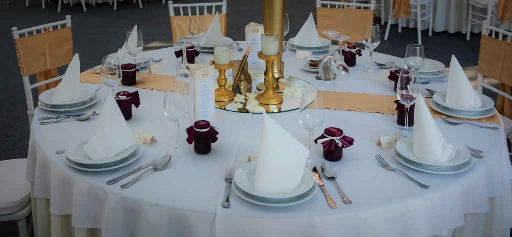 Damask-effect napkins, wedding dinner in Fenyőharaszt