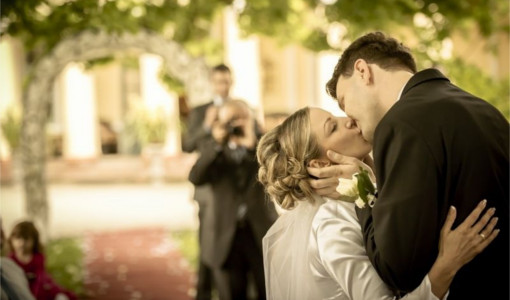 Outdoor wedding ceremony in Fenyőharaszt Castle Hotel